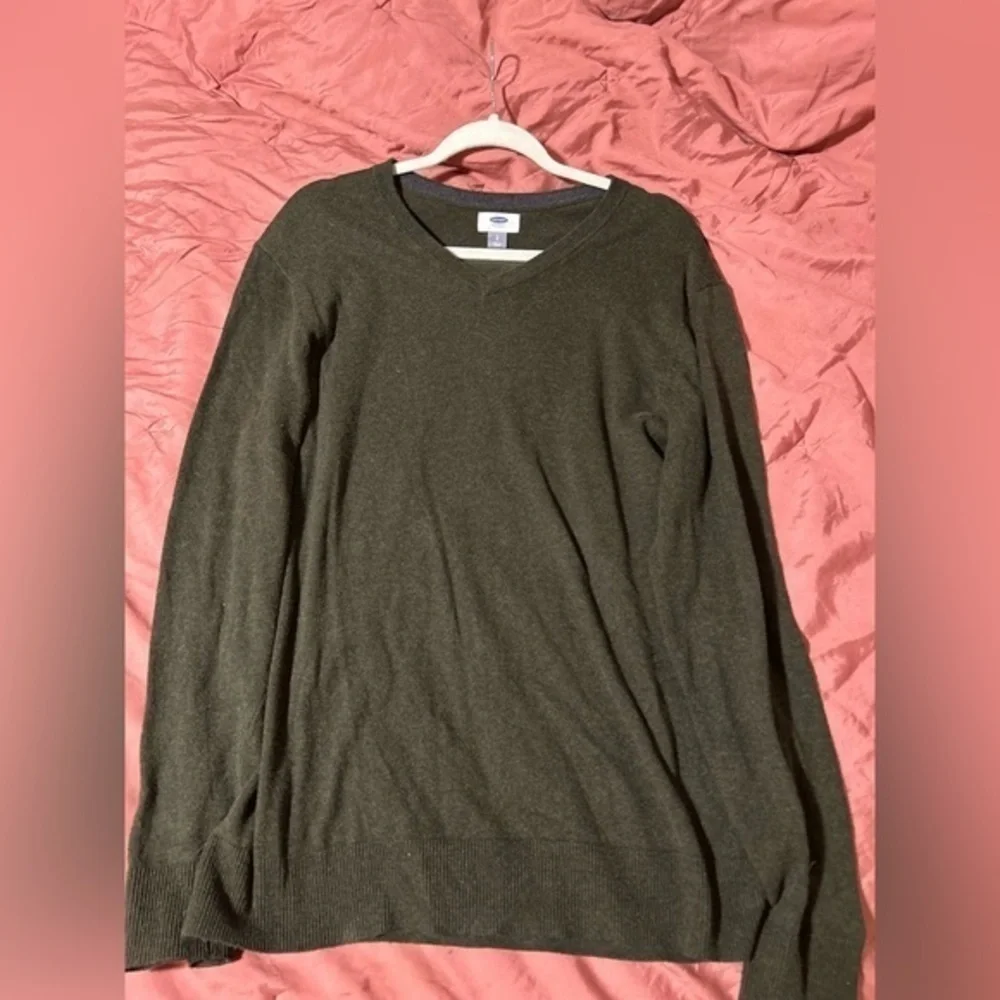 Old navy, men’s green knit V-neck sweater, size L